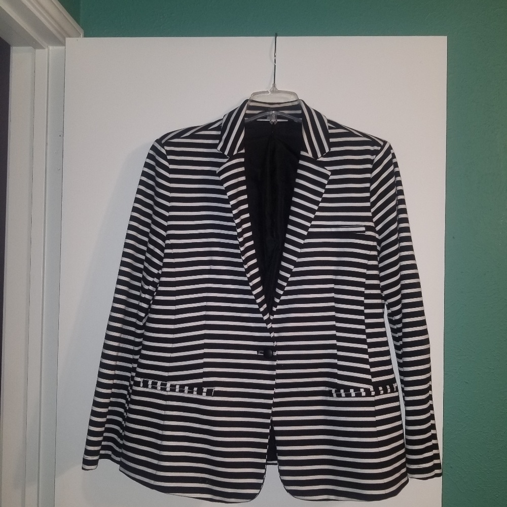 Casual striped one-button blazer.